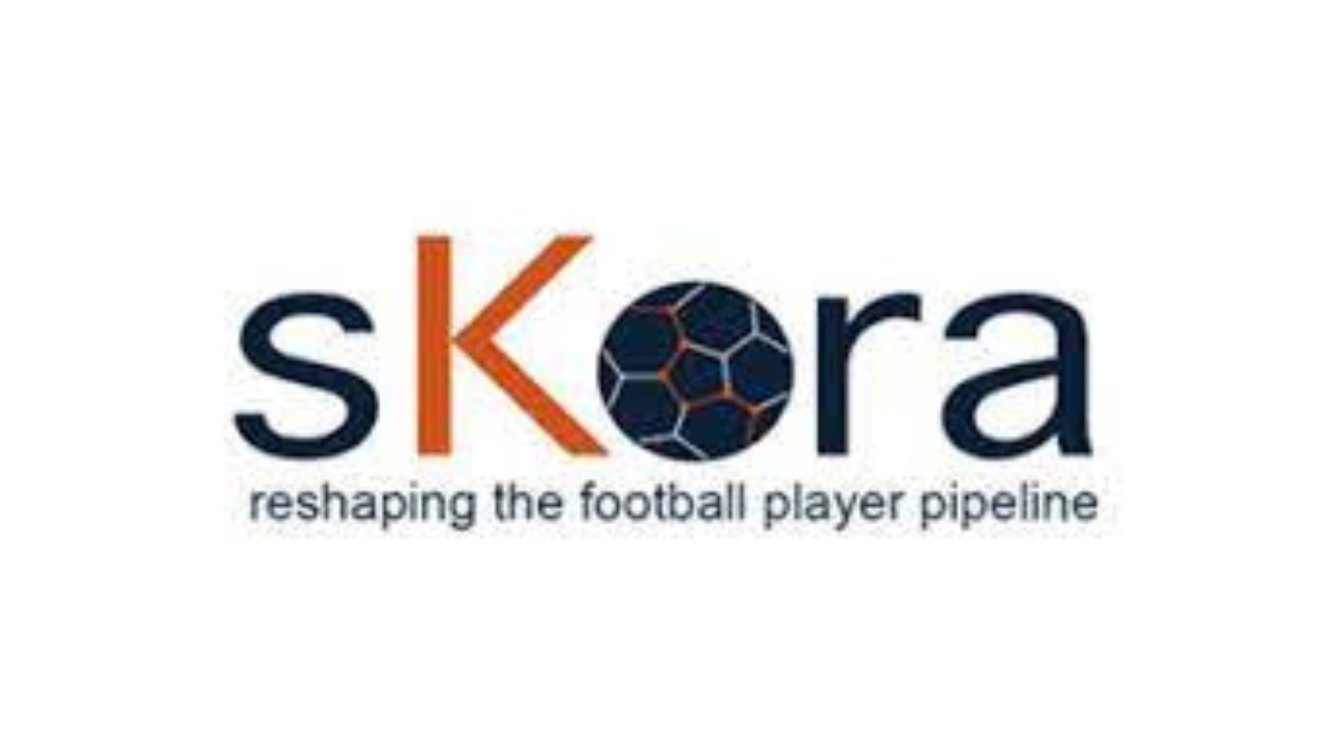 شعار شركة Skora الناشئة في مجال التقنية الرياضية، يتضمن اسم الشركة بتصميم حديث على خلفية نظيفة.